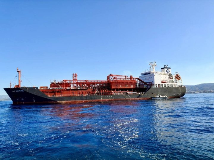 سوريا.. بدء تفريغ أول شحنات الفيول العراقي في مصب بانياس تمهيدا للتصدير