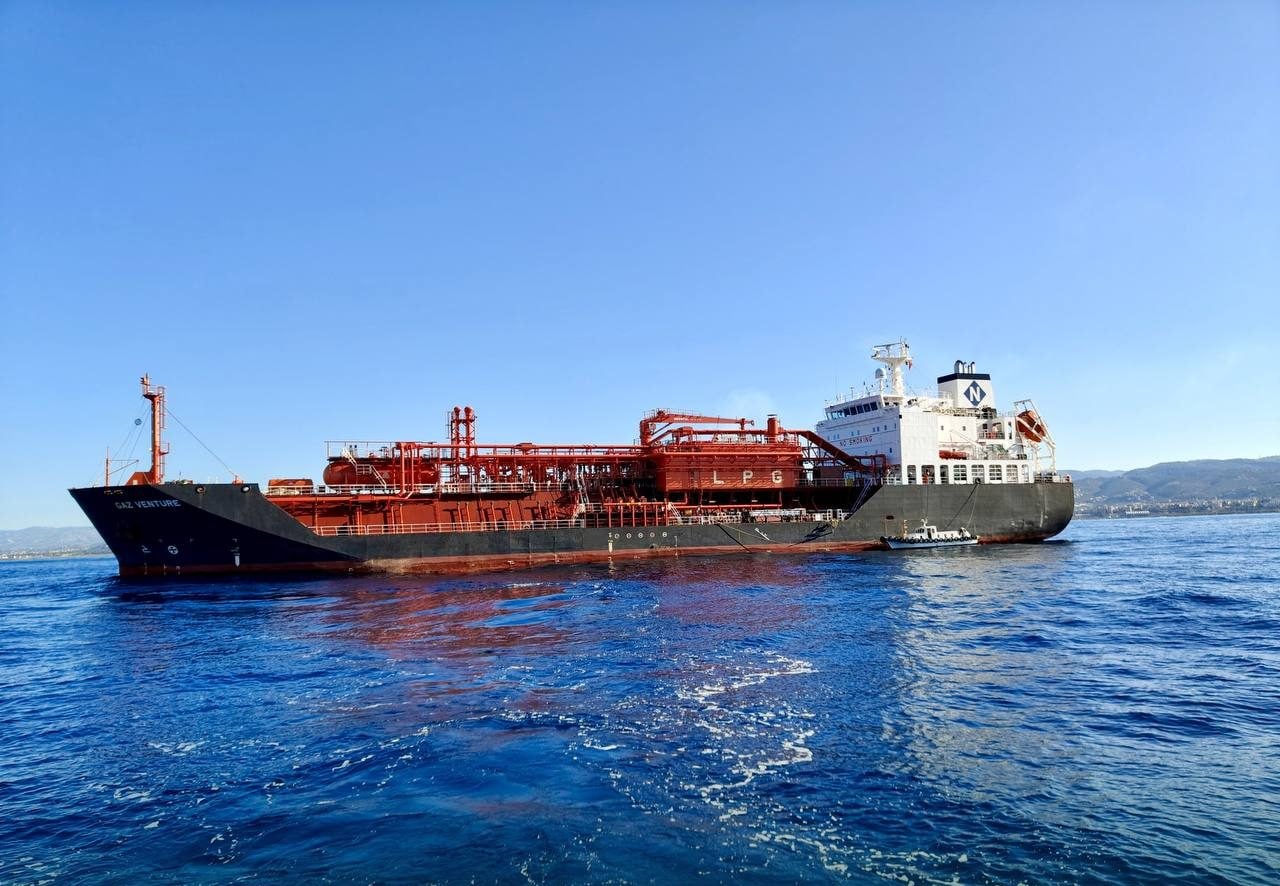 سوريا.. بدء تفريغ أول شحنات الفيول العراقي في مصب بانياس تمهيدا للتصدير