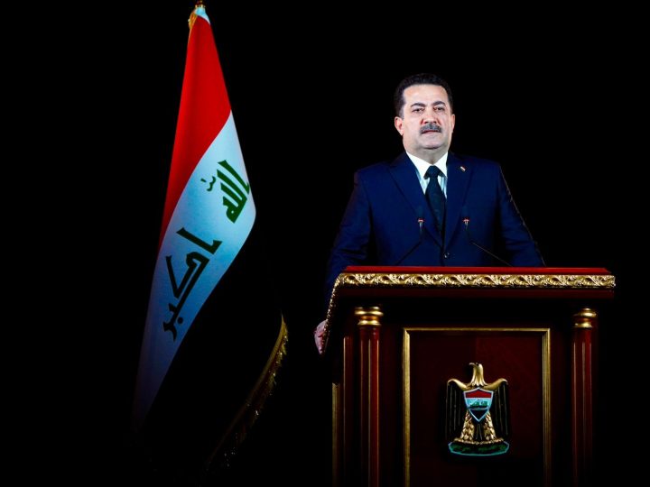 رئيس الوزراء يعزي زعيم التيار الصدري بذكرى استشهاد السيد الصدر ونجليه