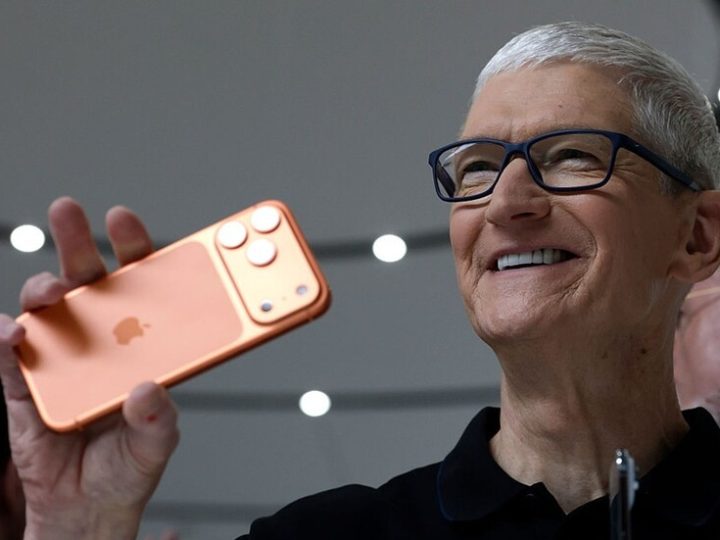 تيم كوك يتنحى عن منصب الرئيس التنفيذي لشركة “آبل”