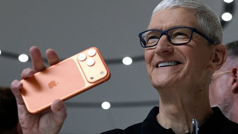 تيم كوك يتنحى عن منصب الرئيس التنفيذي لشركة “آبل”