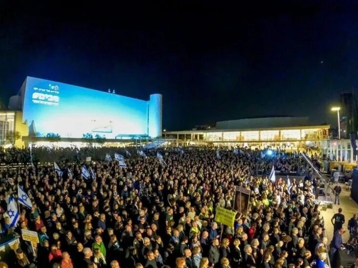 آلاف الإسرائيليين يتظاهرون في تل أبيب ضد حكومة نتنياهو مطالبين بوقف الحرب