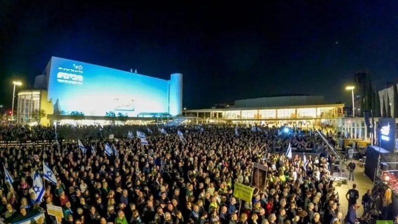 آلاف الإسرائيليين يتظاهرون في تل أبيب ضد حكومة نتنياهو مطالبين بوقف الحرب