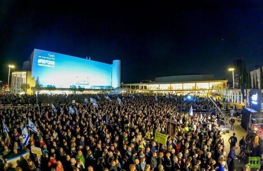 آلاف الإسرائيليين يتظاهرون في تل أبيب ضد حكومة نتنياهو مطالبين بوقف الحرب