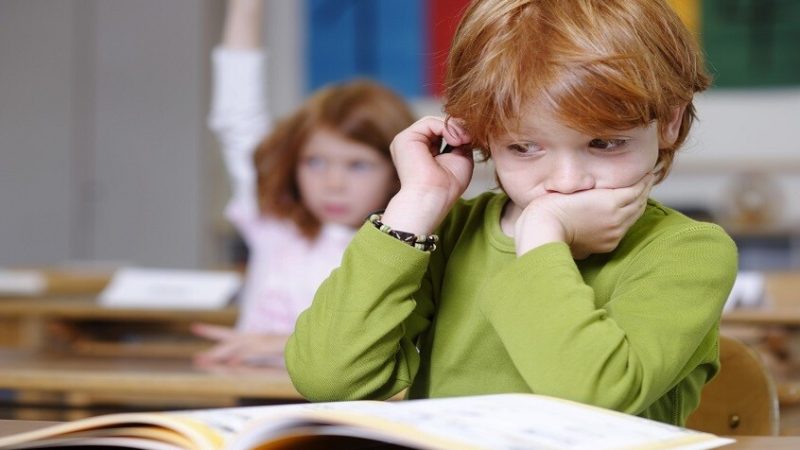 لماذا قد تضر مقارنة طفلك بالآخرين أكثر مما تفيده؟