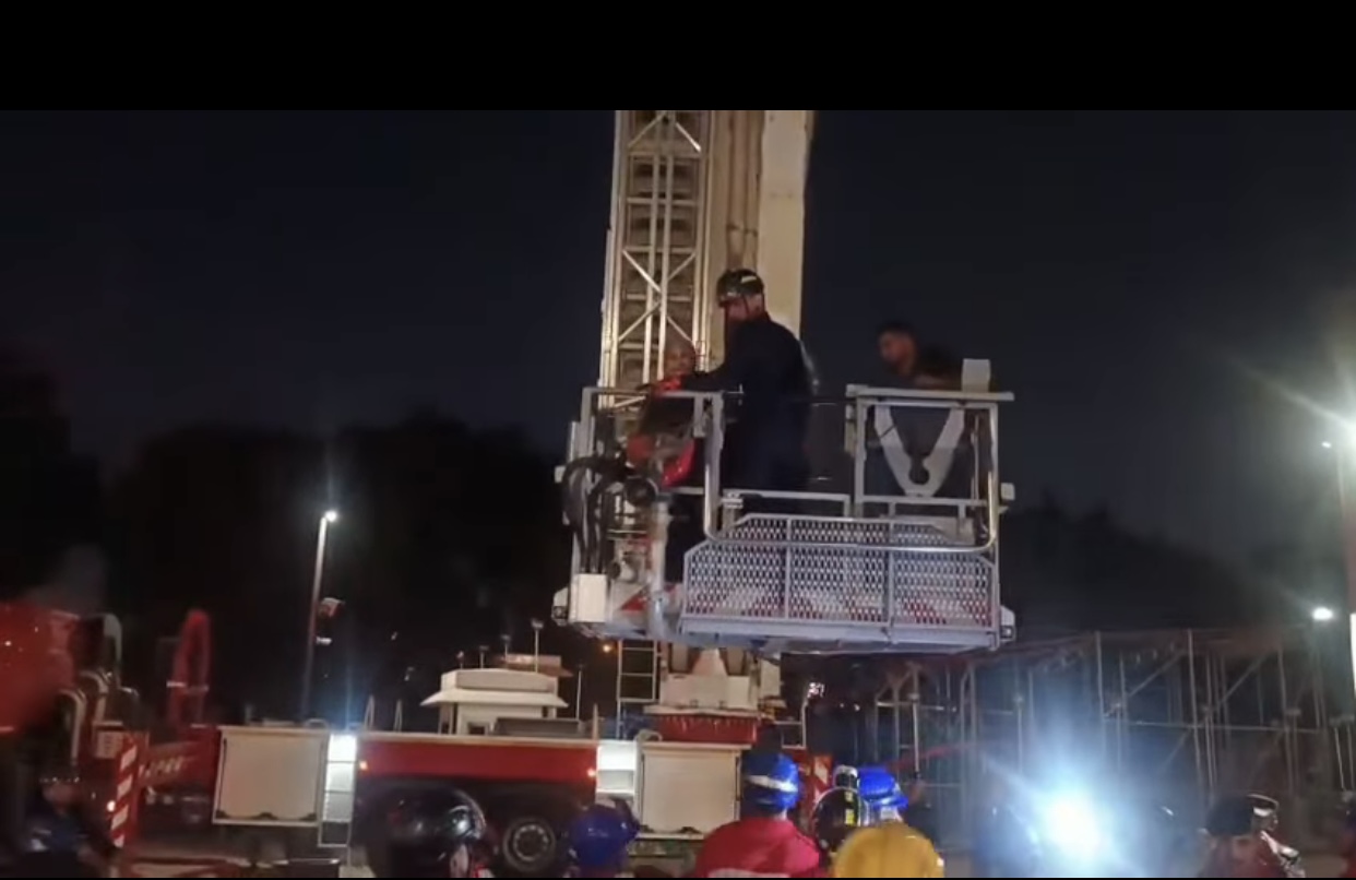 بالفيديو .. الدفاع المدني ينقذ 11 مواطناً علقوا في لعبة “ستار فلاير” بمدينة ألعاب الكرخ ببغداد