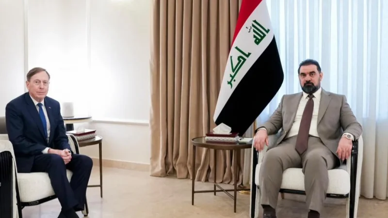 واشنطن تنفي صفة رسمية لبترايوس بعد زيارته بغداد وتؤكد: مواطن عادي