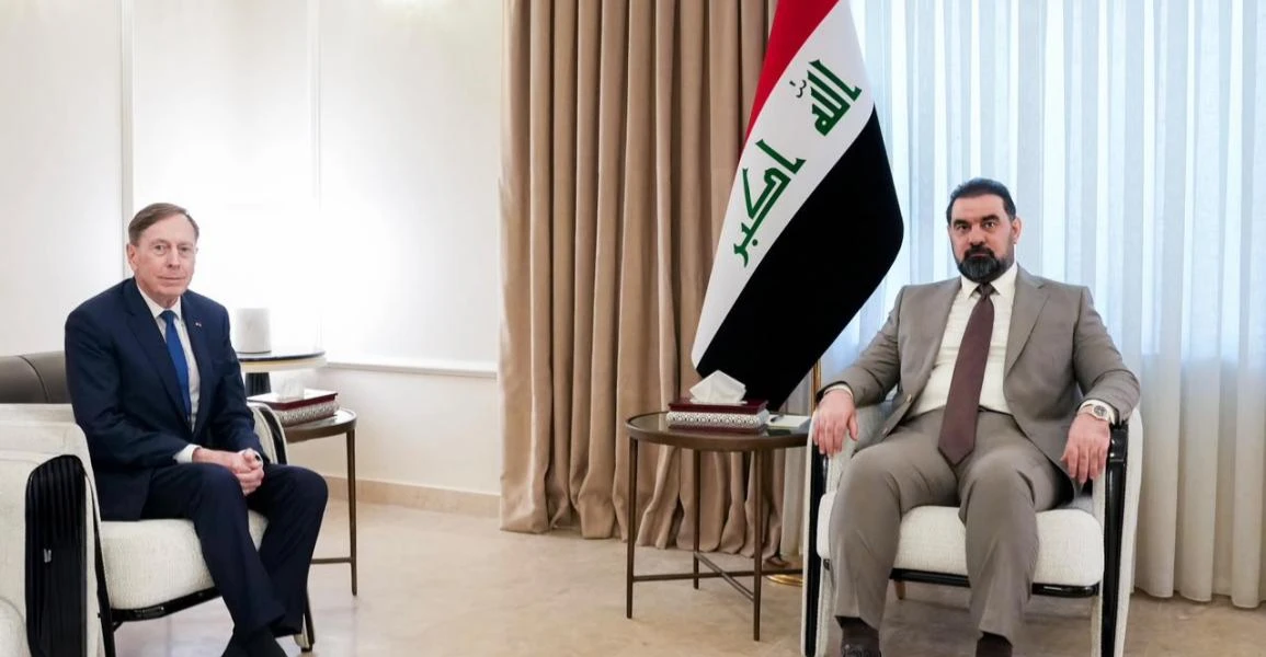 واشنطن تنفي صفة رسمية لبترايوس بعد زيارته بغداد وتؤكد: مواطن عادي