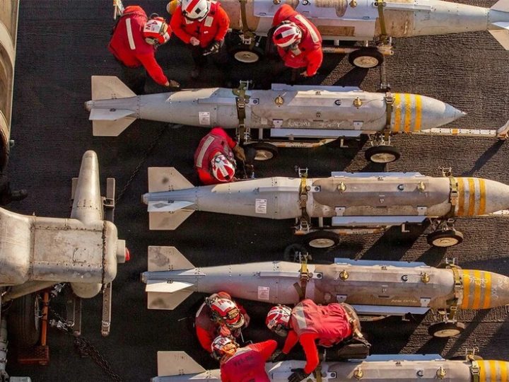 السيناتور مارك كيلي: حرب إيران استنزفت ترسانة الجيش الأمريكي والصواريخ الحيوية تحتاج سنوات لإعادة الإعمار