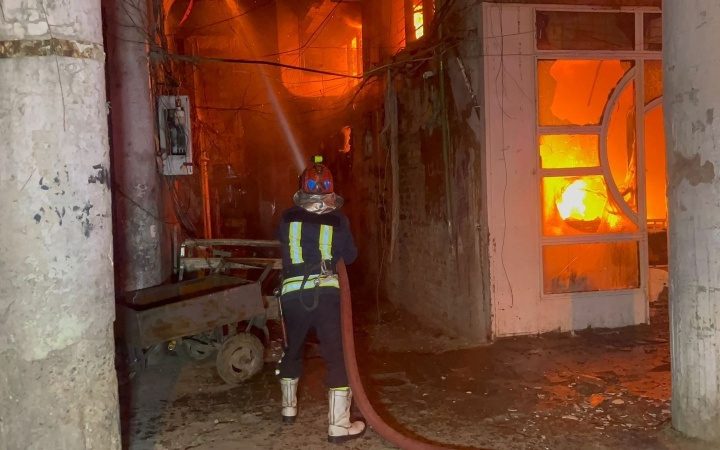 الدفاع المدني ينقذ 10 أشخاص ويخمد حريقا في ساحة الوثبة وسط بغداد