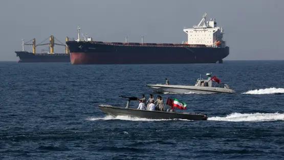 طهران تتوعد بمنع عبور القوات الأمريكية مضيق هرمز وسط تصعيد عسكري متبادل