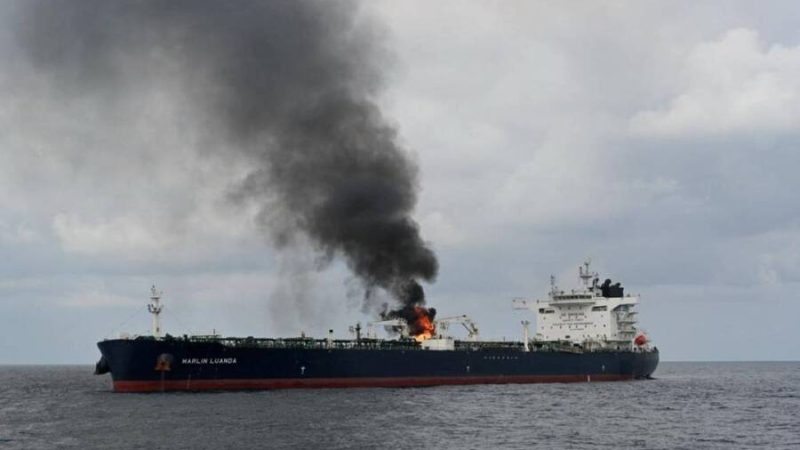 هيئة عمليات التجارة البحرية البريطانية: حريق على متن ناقلة بضائع سائبة أصيبت بمقذوف مجهول