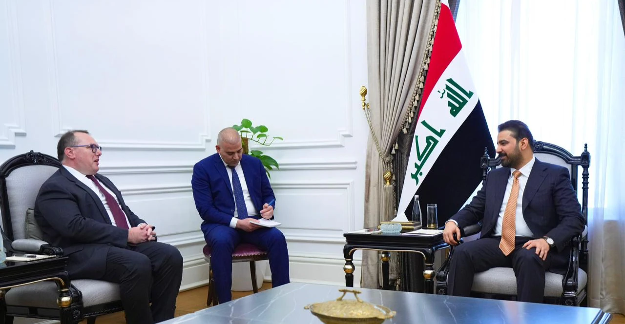 الزيدي والقائم بالأعمال الأمريكي يؤكدان على تغليب لغة الحوار في حلّ النزاعات وفرض الأمن في المنطقة