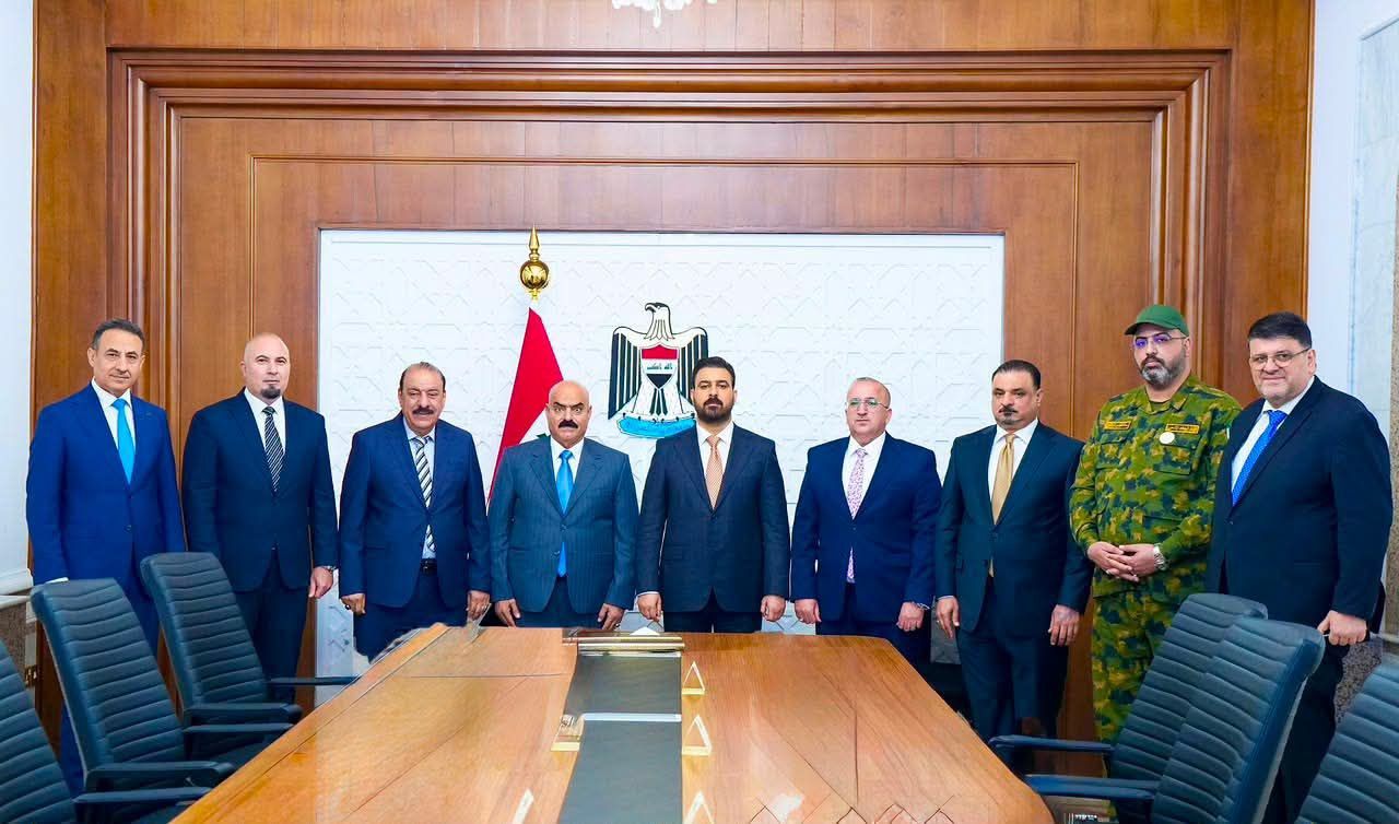 بحضور ممثل هيئة الحشد.. رئيس الوزراء يترأس اجتماعا لفريق الجهد الخدمي