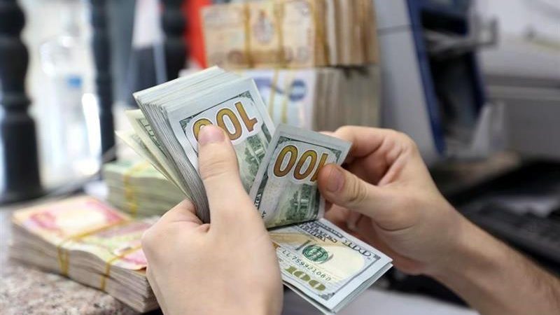 انخفاض ملحوظ بأسعار صرف الدولار في الأسواق المحلية