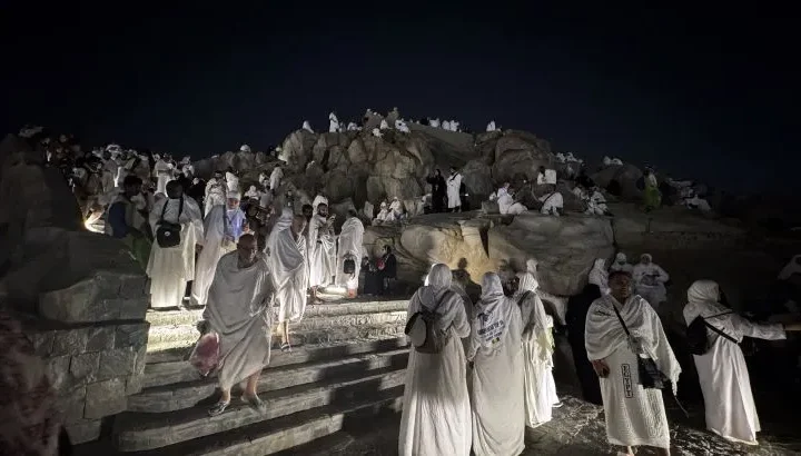 الحجاج يستقرون في مزدلفة استعدادًا لرمي جمرة العقبة