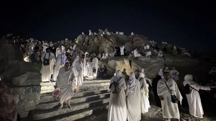 الحجاج يستقرون في مزدلفة استعدادًا لرمي جمرة العقبة