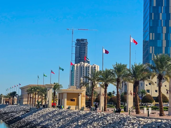 الكويت تعلن 63 إصابة جراء الهجمات الإيرانية ومجلس التعاون يدين استهداف البحرين والكويت