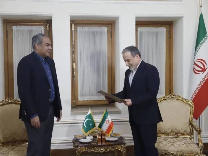 وزير الداخلية الباكستاني يسلم عراقجي رسالة من شهباز شريف إلى المرشد الإيراني في طهران