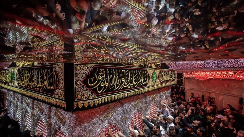 بالصور.. إحياء ليلة عاشوراء في حرمي الإمام الحسين وأخيه العباس