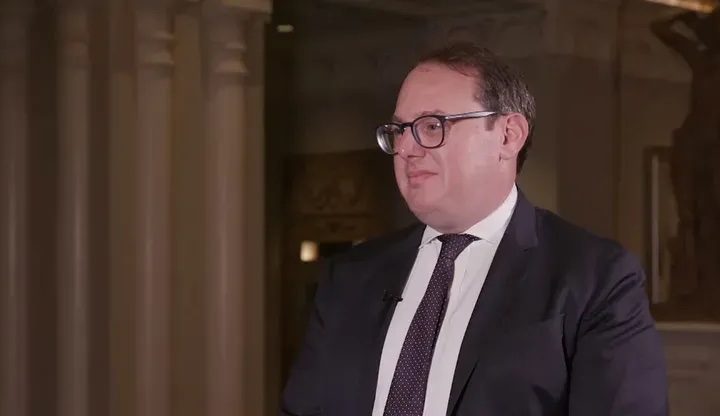 القائم بالأعمال الأميركي: إشراك فصائل تصنفها واشنطن “إرهابية” بالحكومة العراقية لا ينسجم مع شراكتنا مع بغداد
