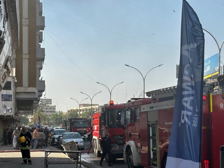 الدفاع المدني يخمد حريقاً في بناية تجارية بساحة الخلاني وسط بغداد دون إصابات