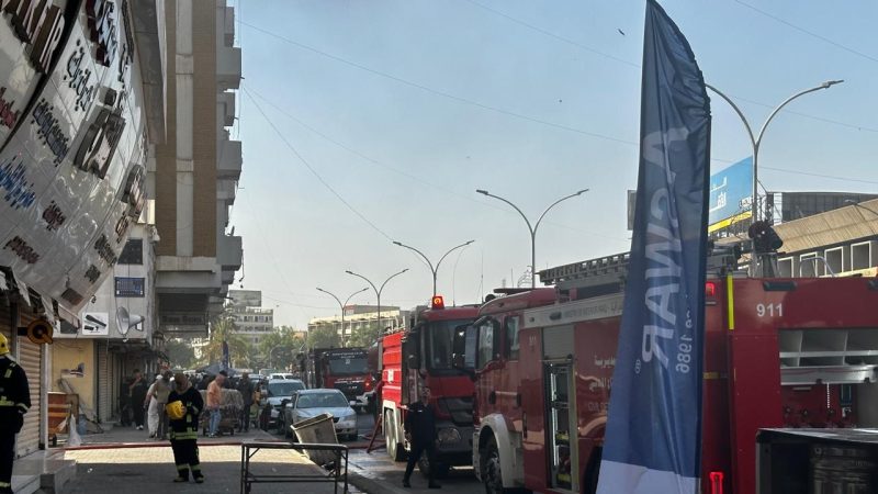 الدفاع المدني يخمد حريقاً في بناية تجارية بساحة الخلاني وسط بغداد دون إصابات