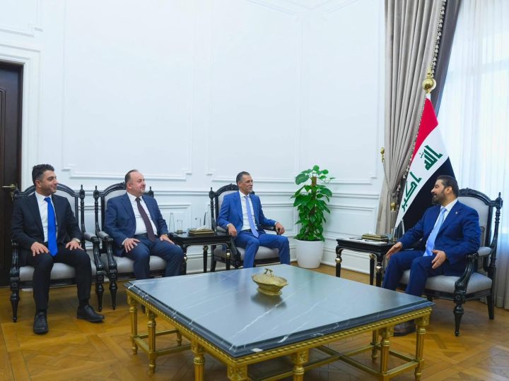 الزيدي يؤكد دعم الحكومة للمنتخب في الاستحقاق المونديالي