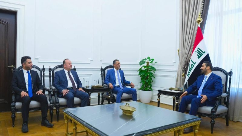 الزيدي يؤكد دعم الحكومة للمنتخب في الاستحقاق المونديالي