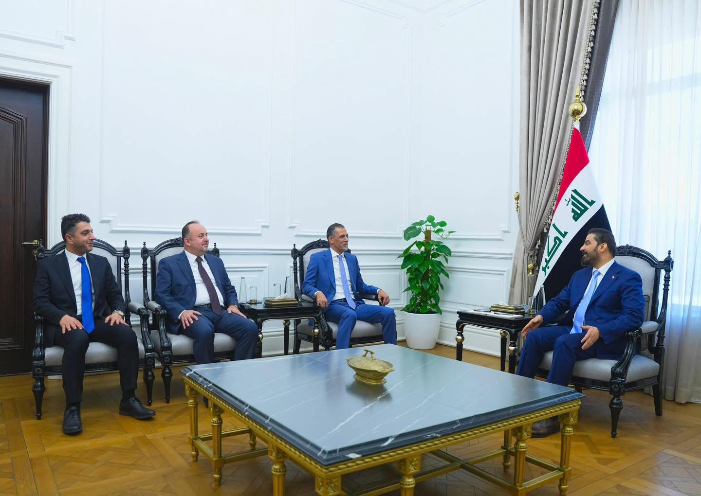 الزيدي يؤكد دعم الحكومة للمنتخب في الاستحقاق المونديالي