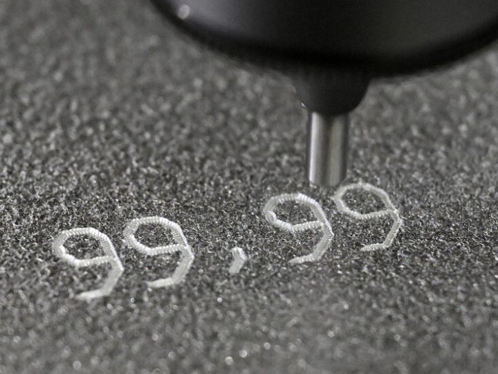 أونصة الذهب تتراجع إلى أدنى مستوى في 7 أشهر
