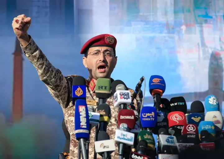الحوثيون يعلنون استهداف “أهداف حساسة” في يافا وفرض حظر على الملاحة الإسرائيلية في البحر الأحمر