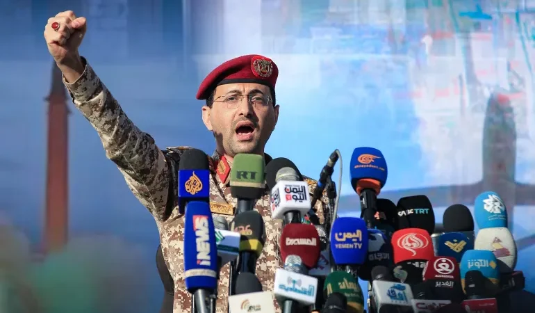 الحوثيون يعلنون استهداف “أهداف حساسة” في يافا وفرض حظر على الملاحة الإسرائيلية في البحر الأحمر