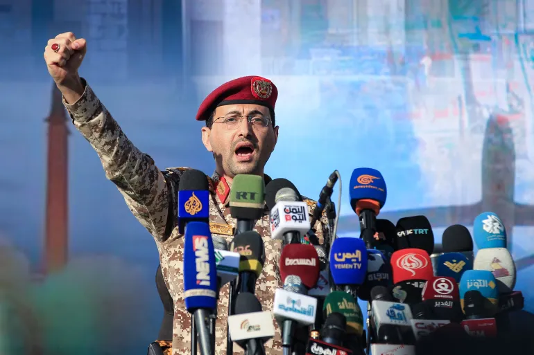 الحوثيون يعلنون استهداف “أهداف حساسة” في يافا وفرض حظر على الملاحة الإسرائيلية في البحر الأحمر