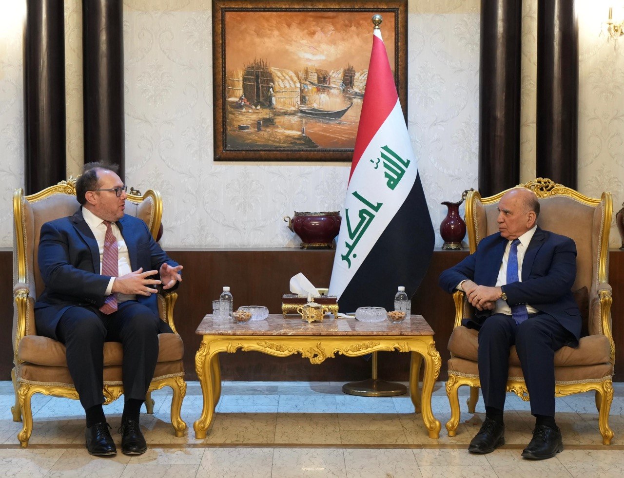 فؤاد حسين وهاريس يبحثان تعزيز التعاون العراقي الأمريكي ودعم الحكومة الجديدة