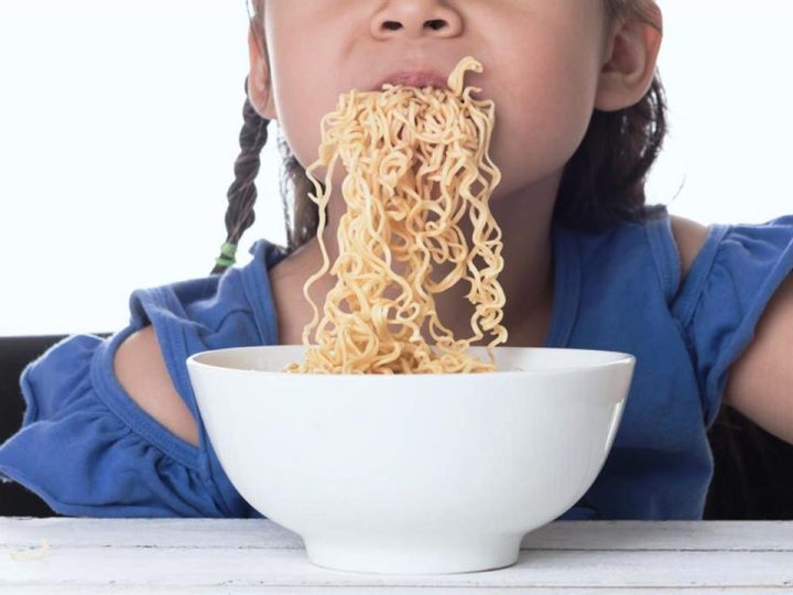 مركز دراسات يحذر من خطورة تناول الأطفال مشروبات الطاقة والأندومي