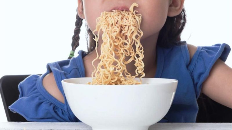 مركز دراسات يحذر من خطورة تناول الأطفال مشروبات الطاقة والأندومي