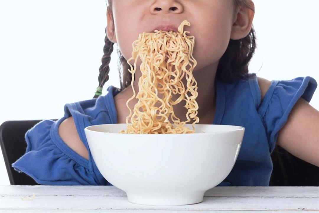 مركز دراسات يحذر من خطورة تناول الأطفال مشروبات الطاقة والأندومي