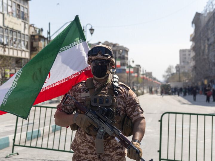 الجيش الإيراني يؤكد تعزيز قدراته الدفاعية خلال الاتفاق مع الولايات المتحدة
