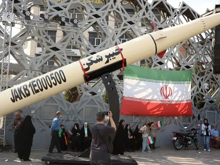 إيران تعلن استهداف قواعد أمريكية في البحرين والكويت.. والجيش الكويتي يؤكد التصدي لهجمات صاروخية