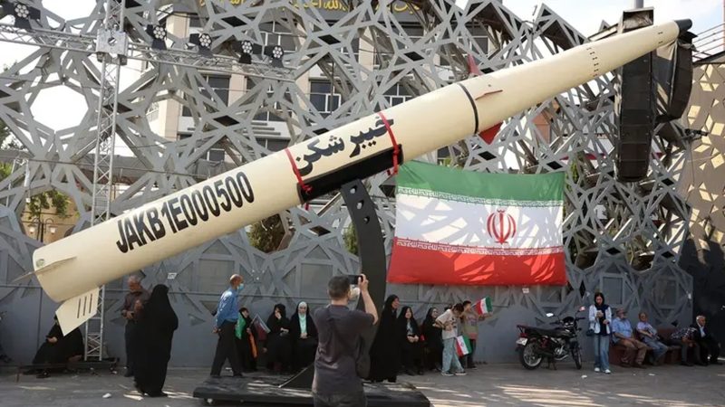 إيران تعلن استهداف قواعد أمريكية في البحرين والكويت.. والجيش الكويتي يؤكد التصدي لهجمات صاروخية