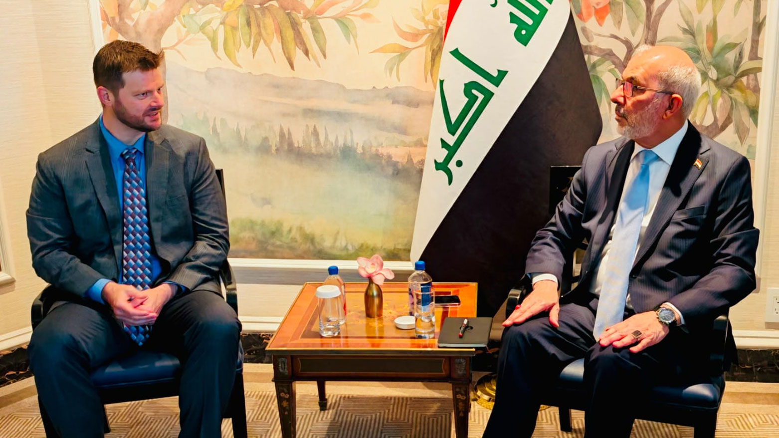العراق و”شيفرون” يبحثان فرصاً إستراتيجية لزيادة إنتاج النفط واستثمار الغاز