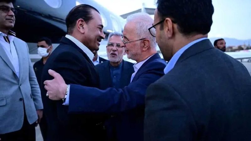 قائد الجيش الباكستاني يبحث مع وزير الداخلية الإيراني استئناف المفاوضات بين طهران وواشنطن