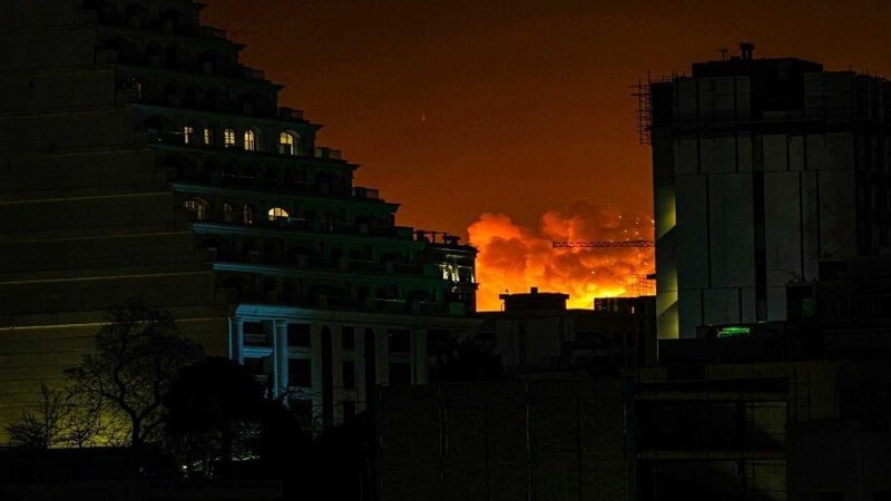 إيران تعلن تعرض مدن في غرب وجنوب البلاد لضربات أمريكية وتفعيل الدفاعات الجوية