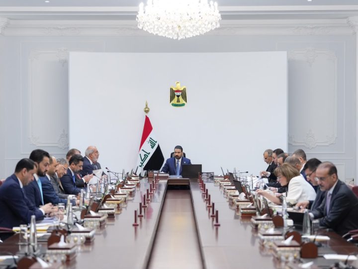 الحكومة تخول الزيدي صلاحية تدوير ونقل واستبدال المديرين العامين ومن بدرجتهم في المؤسسات الحكومية كافة