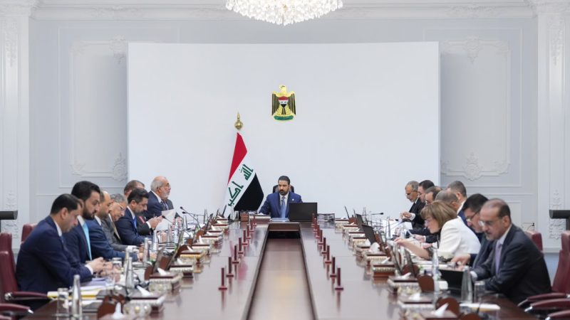 الحكومة تخول الزيدي صلاحية تدوير ونقل واستبدال المديرين العامين ومن بدرجتهم في المؤسسات الحكومية كافة