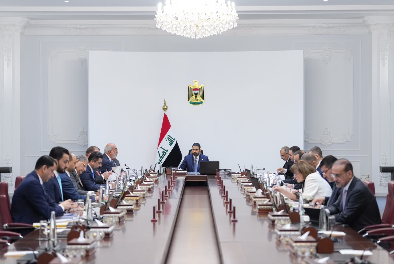 الحكومة تخول الزيدي صلاحية تدوير ونقل واستبدال المديرين العامين ومن بدرجتهم في المؤسسات الحكومية كافة