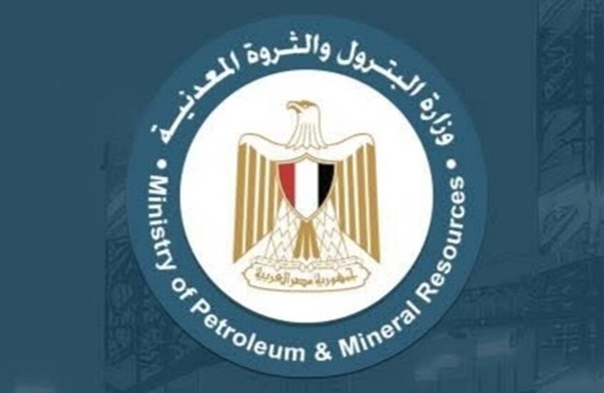 وزارة البترول المصرية تصدر بيانا عقب حريق في سفينتين بميناء دمياط