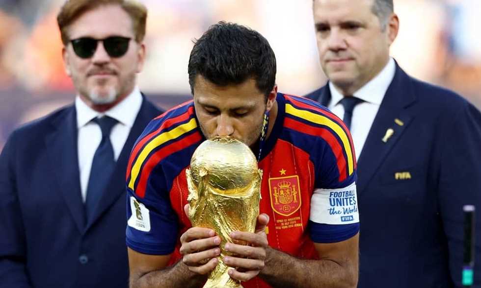 رودري يُبلغ مانشستر سيتي برغبته في ارتداء قميص ريال مدريد