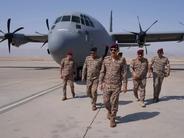وفد أمني برئاسة رئيس أركان الجيش يصل إلى قيادة القوة البحرية بالبصرة